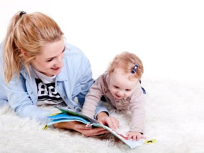 anyuka-es-kislany-olvas