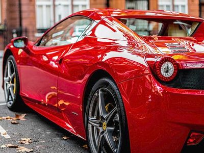 A piros Ferrari még épen és szépen