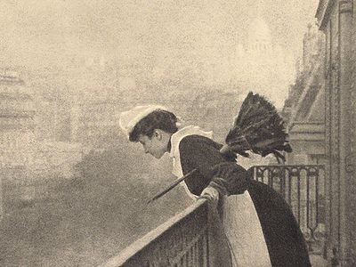 Szobalány a múlt század elején